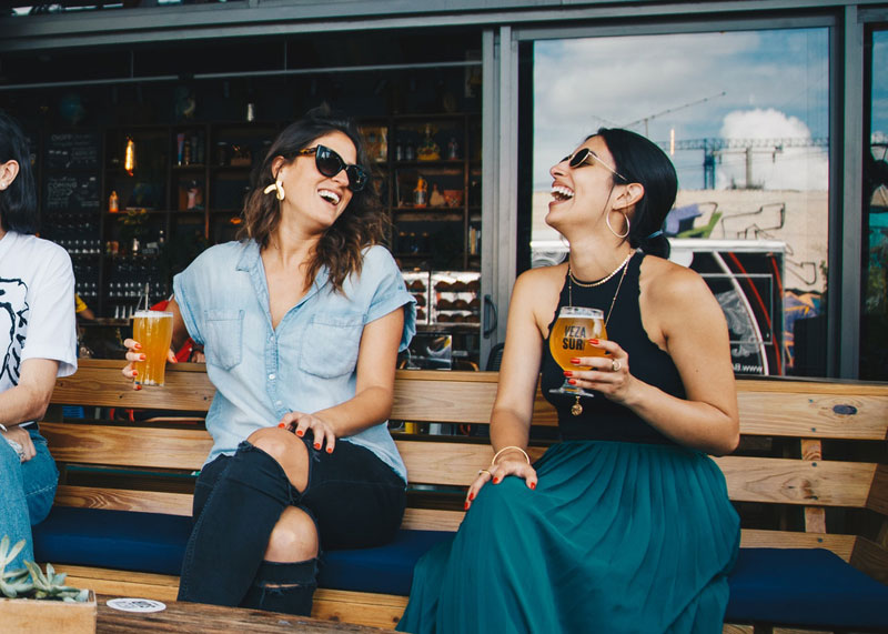 Imagem de duas mulheres tomando cerveja
